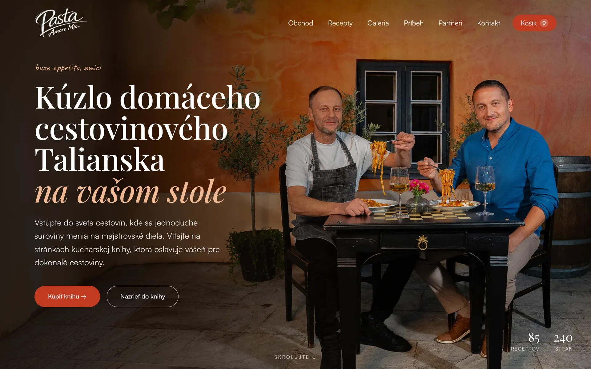 Web Pasta Amore Mio – autori kuchárskej knihy pri stole s cestovinami